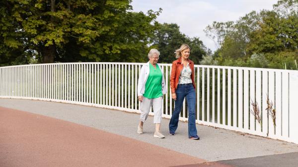 Twee vrouwen op een brug