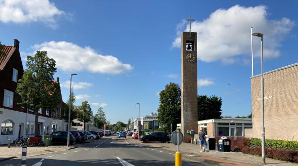 Stephensonstraat met rechts de kerk en links bestaande woningen links