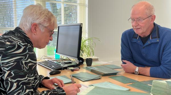 Jaap en Anneke op het kantoor op de begraafplaats