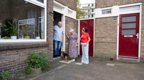 3 buren samen op de foto