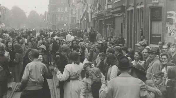 Zwartwitfoto van de bevrijding van Haarlem met 