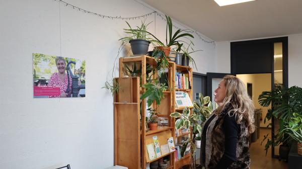 Vrouw bekijkt foto op de tentoonstelling