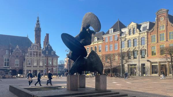 Zonnevechter op de Grote Markt met op de achtergrond het Stadhuis