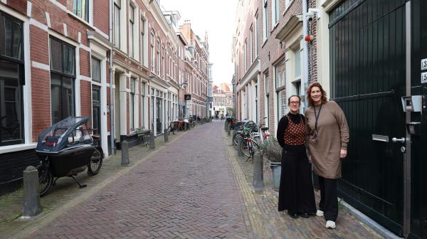 Christel en Chantal voor de ingang van de opvanglocatie aan de Ridderstraat.