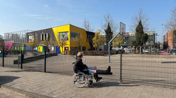 Jongere in rolstoel met gebroken enkel